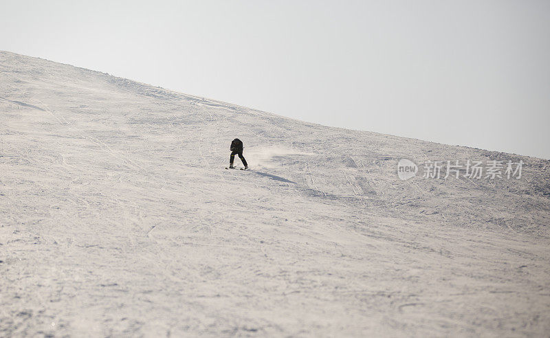 滑雪者在一个美丽的山坡上滑雪