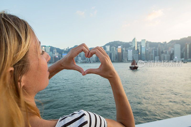 一名年轻的旅游女性热爱香港