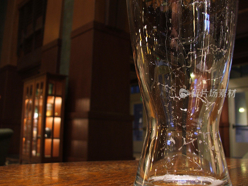 酒精-空啤酒杯