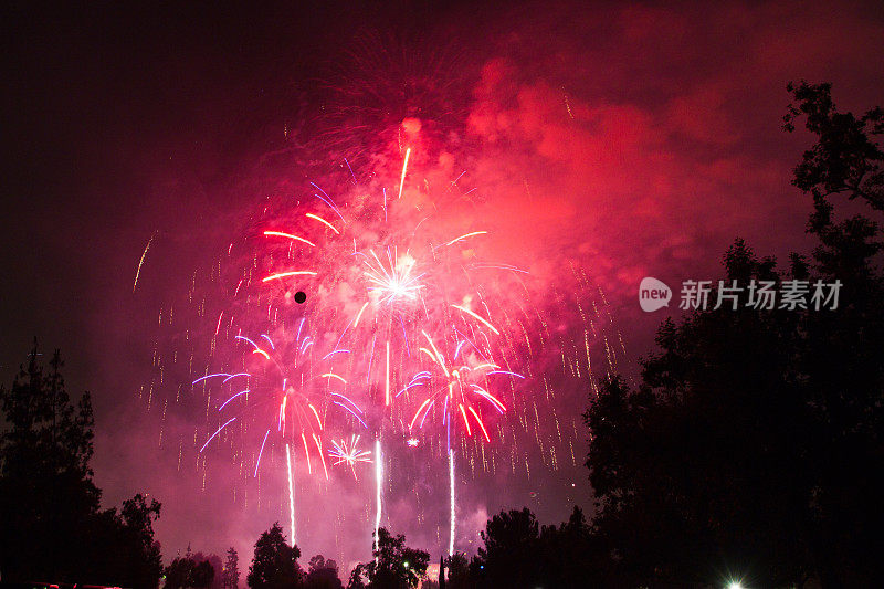 7月4日的烟花庆典，圣诞节和新年