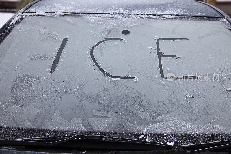 冰写进了结霜的挡风玻璃