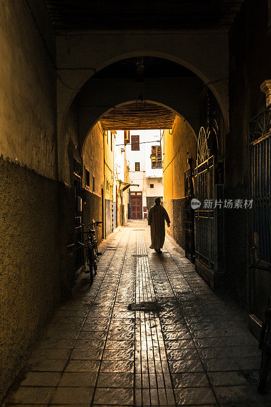 在摩洛哥拉巴特麦地那的老街上行走的人