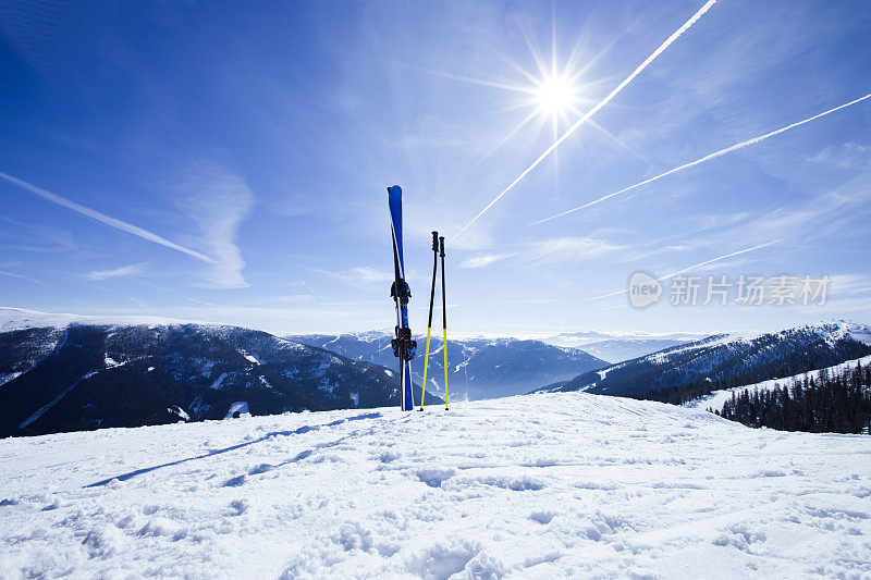 顶着太阳在斜坡上滑雪