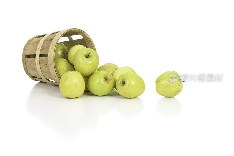 金色美味的苹果从篮子里溢出来