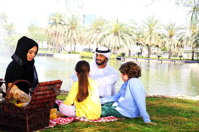 阿拉伯家庭在户外野餐
