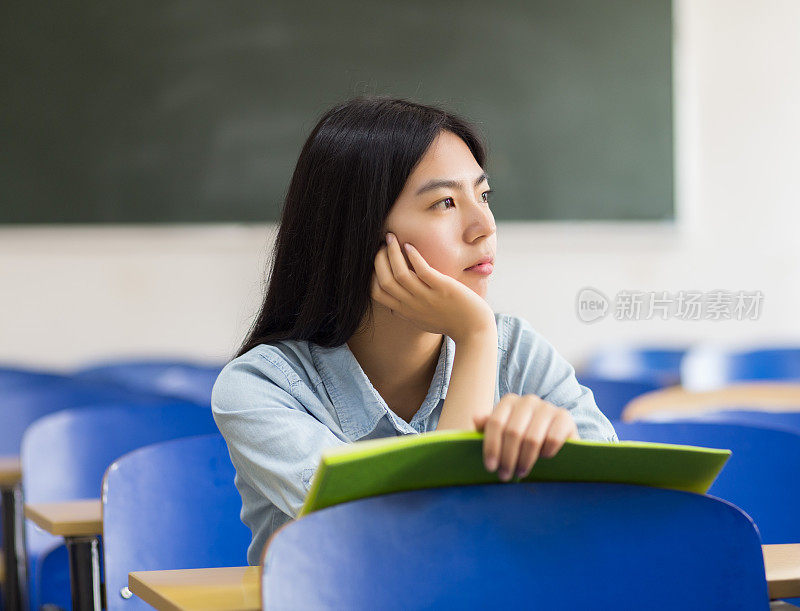 教室里的女学生