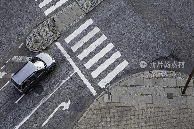 汽车在道路上