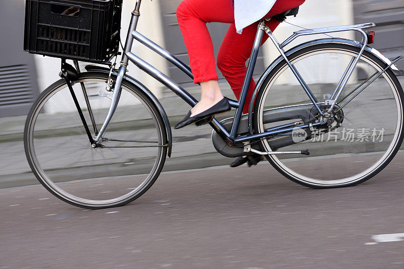 阿姆斯特丹的运动模糊女自行车手