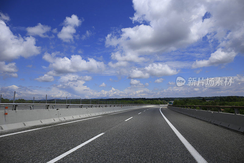 西部山区的空路