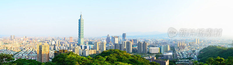 台湾台北市日出时的全景