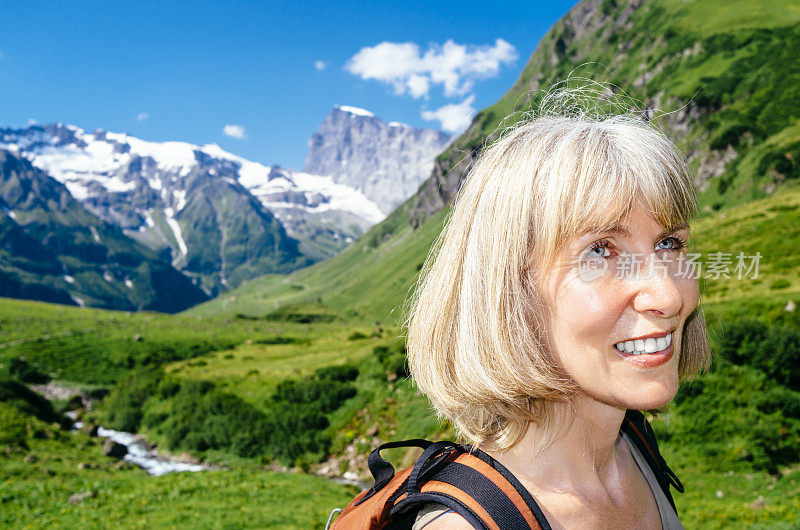 在瑞士阿尔卑斯山徒步旅行的女人