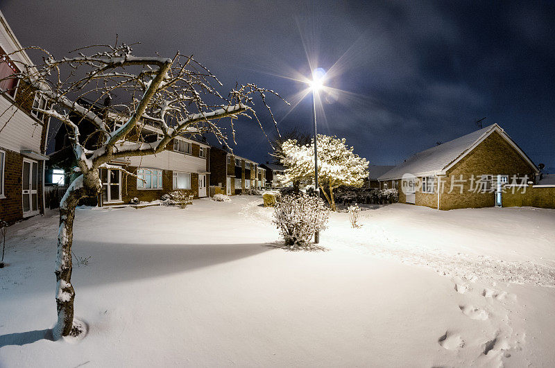 白雪覆盖的郊区场景