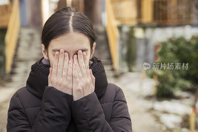 压抑少女的特写照片遮住了她的脸