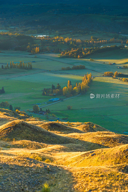 新西兰皇后镇壮观的山峰全景