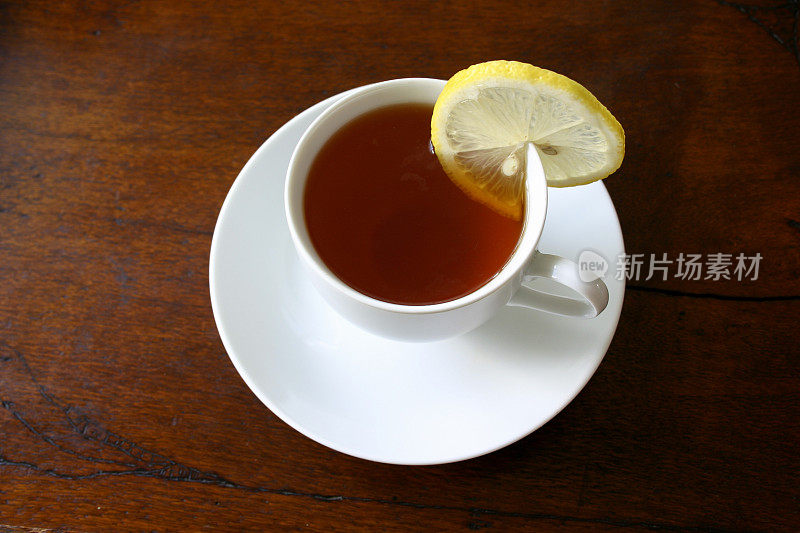 白色茶杯和茶碟与柠檬