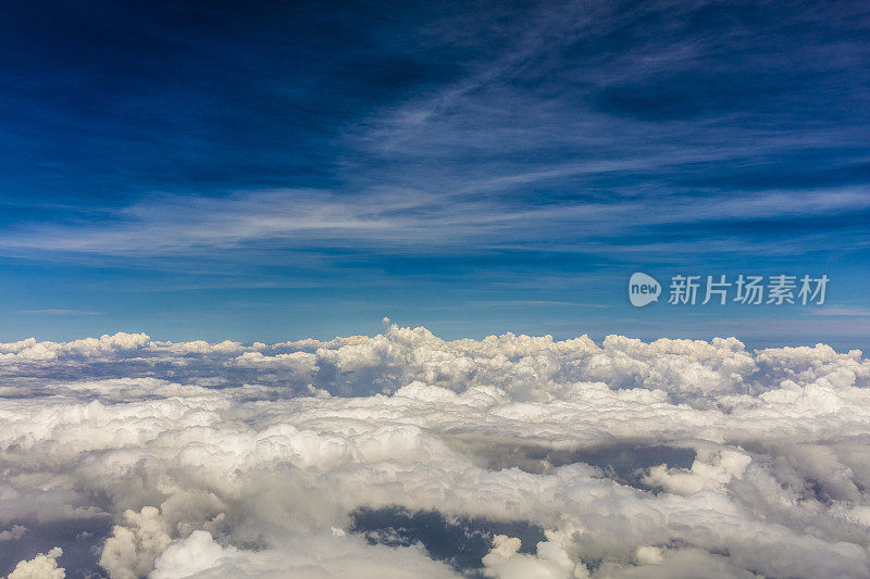 在巴拿马上空，一幅从飞机窗口拍摄的云图。