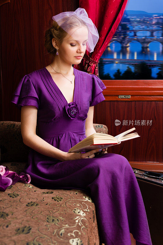 那位年轻女子正在火车上读这本书