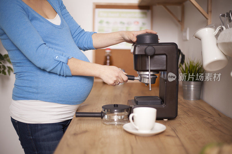 孕妇煮咖啡