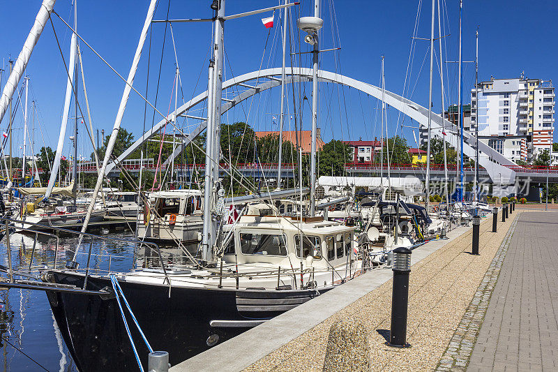 帆船和摩托艇停泊在波兰科洛布泽格的码头