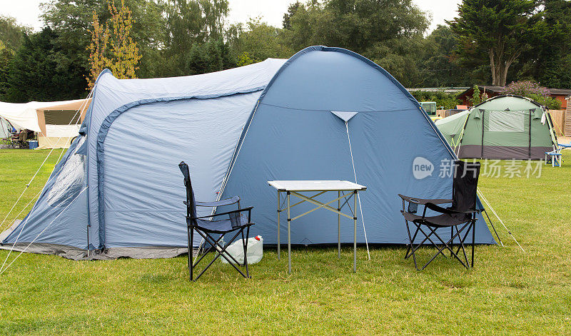 在营地搭起的家庭舒适帐篷。