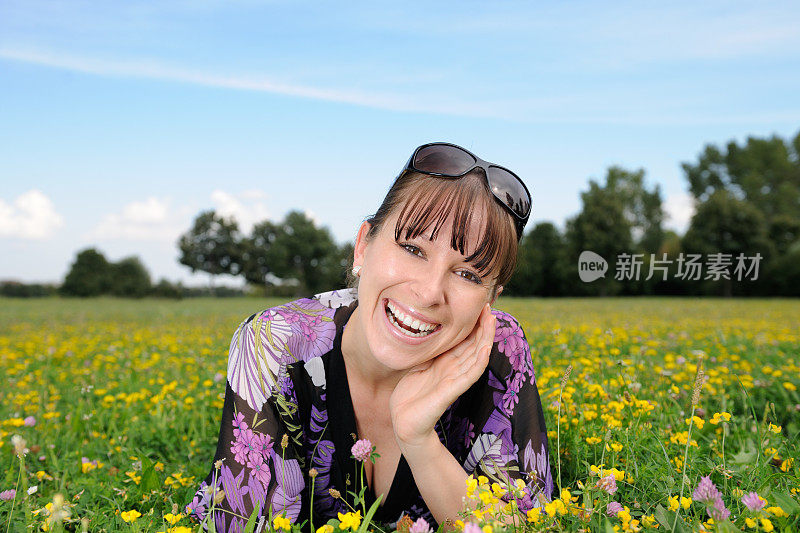 美丽女子躺在鲜花草地，偷拍肖像(XXXL)