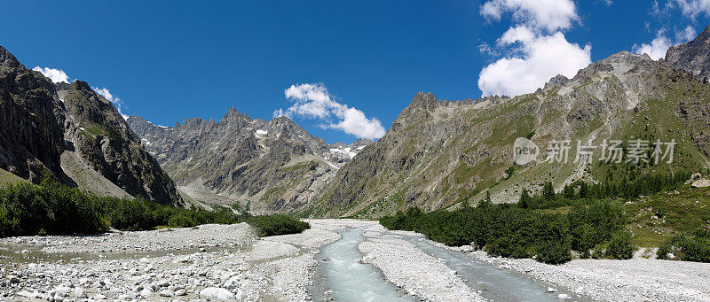 阿尔卑斯山与法国勃朗峰的风景全景