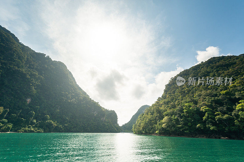 俯瞰马来西亚美丽的天然海湾