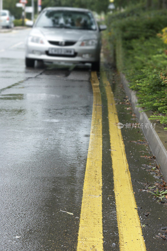 雨中的黄线