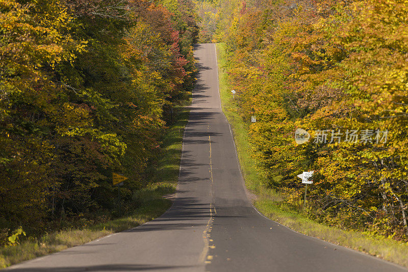 密歇根州上半岛的路边秋天。