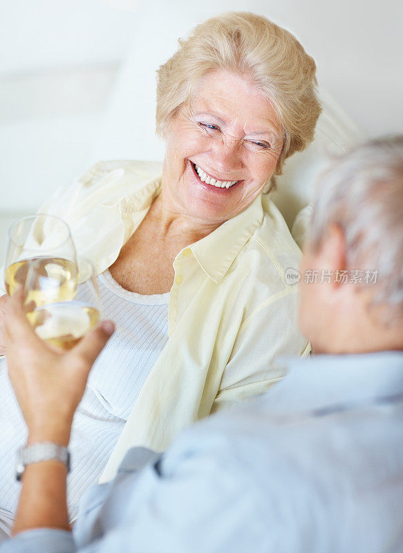 老女人和一个男人干杯