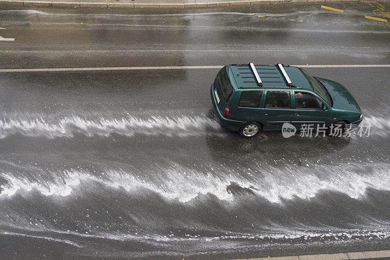 沥青路后的第一场雨