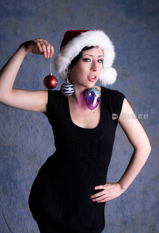 年轻女子拿着圣诞装饰品，一脸傻气。