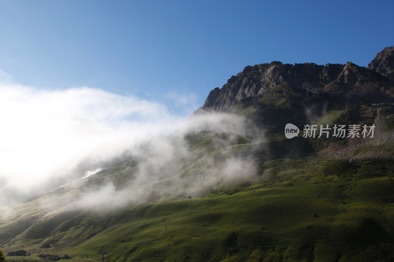 比利牛斯山的云层之上