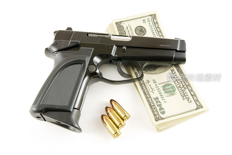 枪，子弹和100美元钞票
