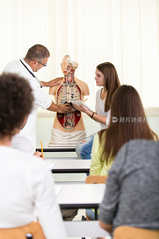 高中学生和他们的老师在解剖课上