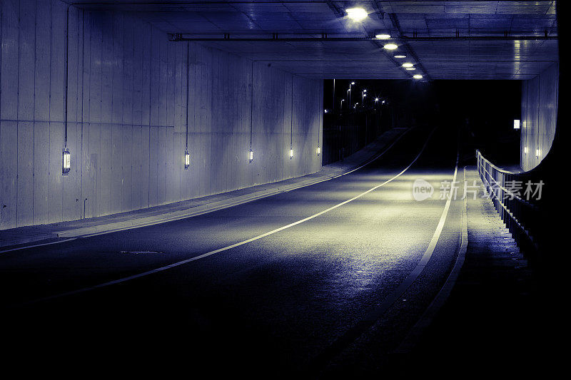 夜间行车隧道