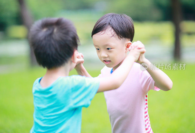 两个兄弟在公园里玩