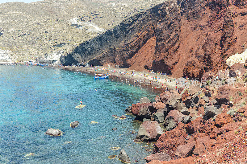 海景和美丽的红色海滩在圣托里尼，希腊