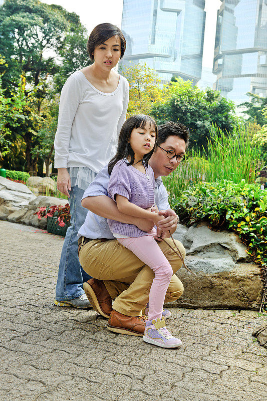 母亲，父亲和女儿玩，香港，中国