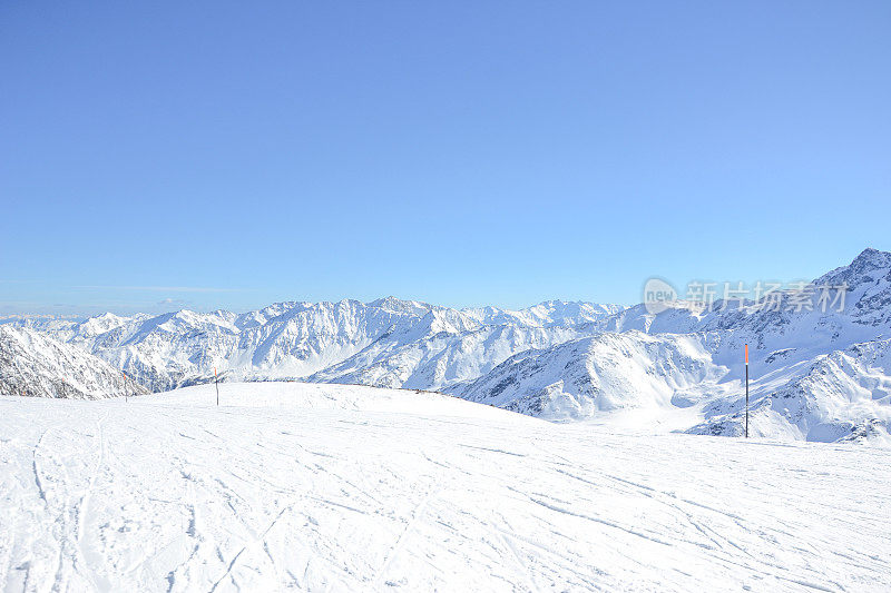 senales冰川上的雪山山峰