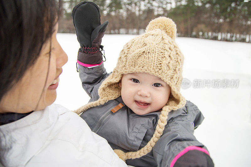 妈妈和女儿在外面玩雪