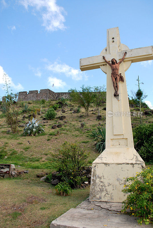 圣路易堡脚下的基督教十字架。