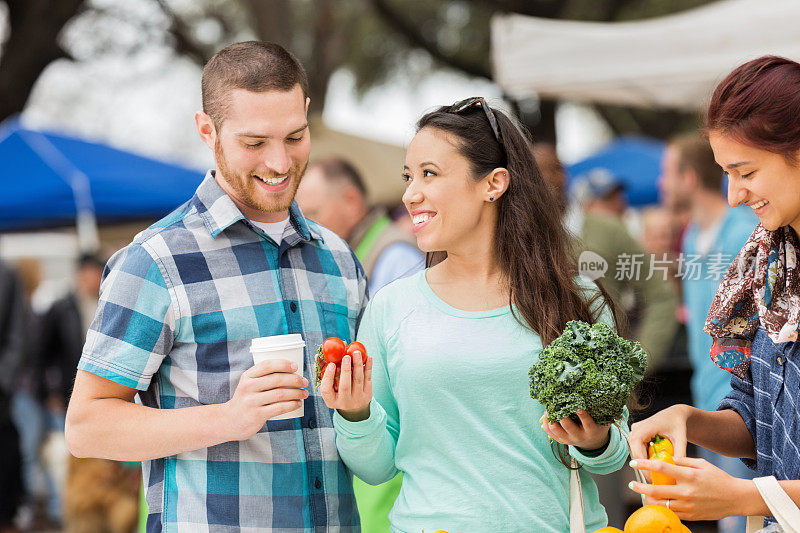 一对夫妇正在当地的农贸市场购物