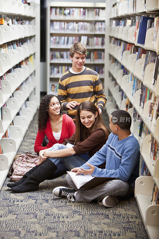 十几岁的学生在图书馆闲逛