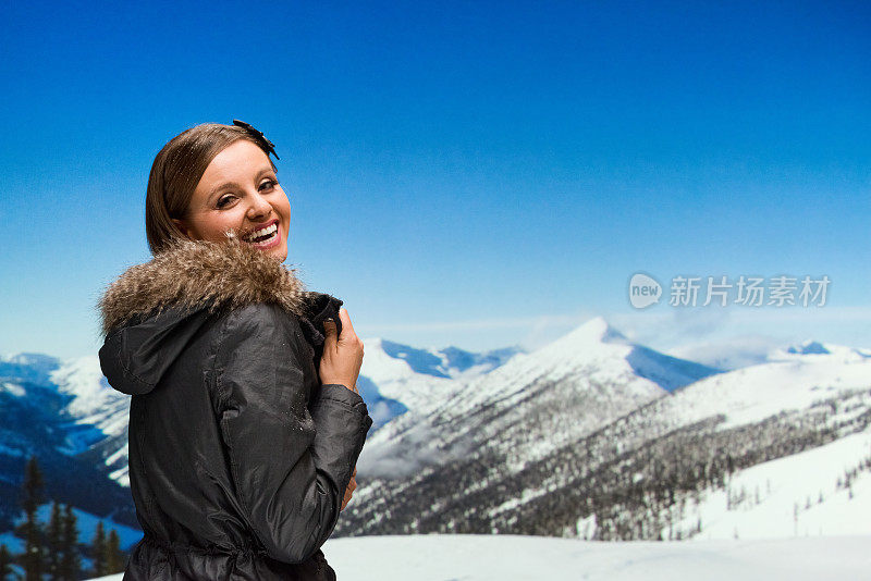 雪中快乐的女人