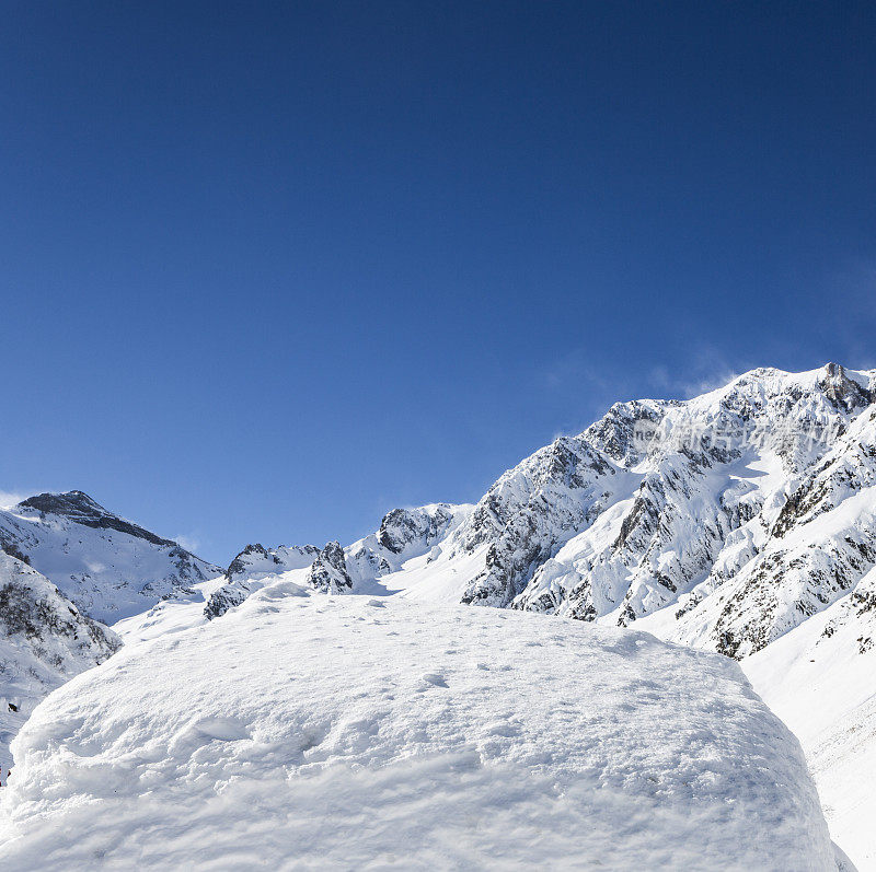 雪覆盖的山