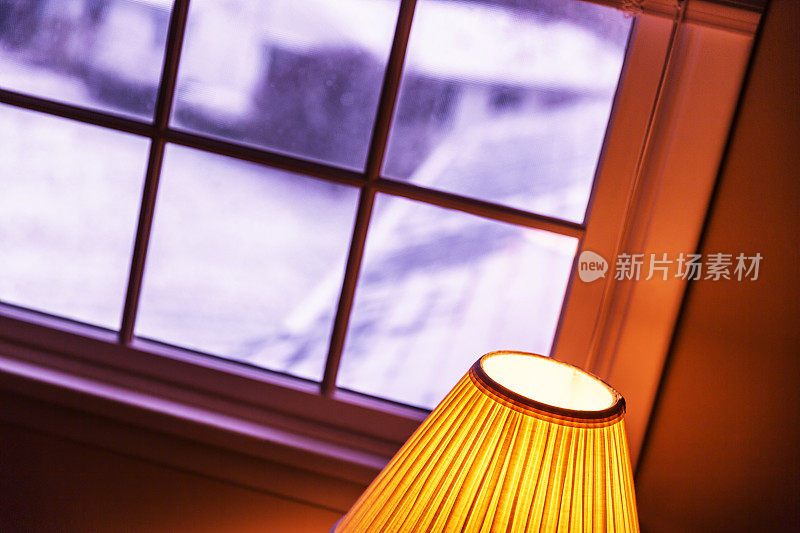 关注温暖的卧室光线和寒冷的窗外