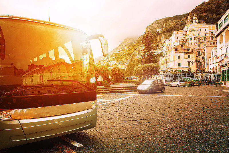 旅游巴士停在意大利南部最受欢迎的旅游目的地阿马尔菲海岸的城镇广场上