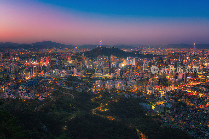 首尔市和南山塔的天际线在晚上的韩国