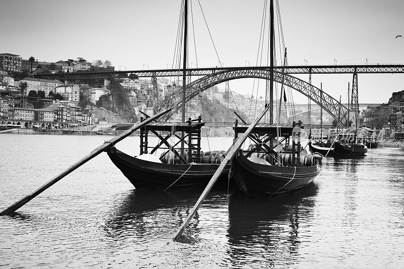 从杜罗河看波尔图，传统的拉贝罗船